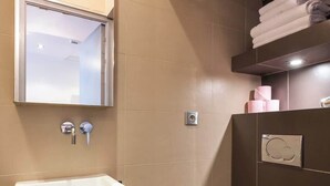 A modern bathroom with a rectangular sink, a mirror, a toilet, and a towel rack. - Cosy studio in the heart of le Marais - A/C - Steps from the Pompidou Centre - Marais Sicile I by Habitat Parisien (Paris)