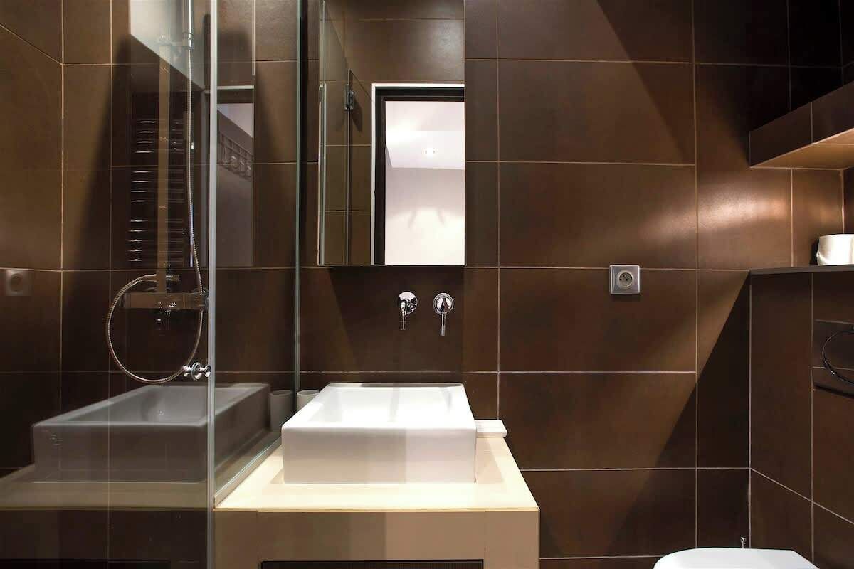 Shower, hair dryer, towels, shampoo