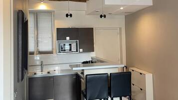 Een koelkast, een microgolfoven, een koffiezetapparaat/waterkoker