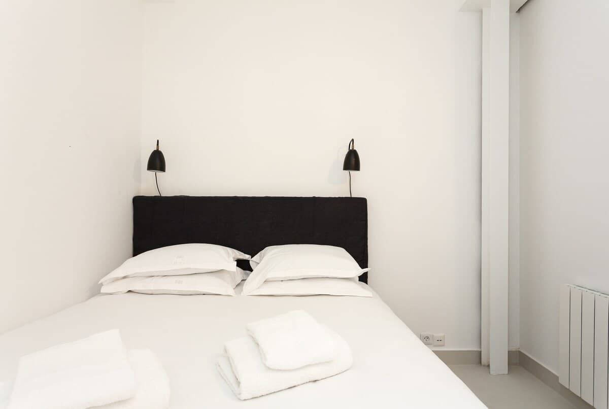 Iron/ironing board, travel cot, WiFi, bed sheets