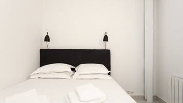 Iron/ironing board, travel cot, WiFi, bed sheets