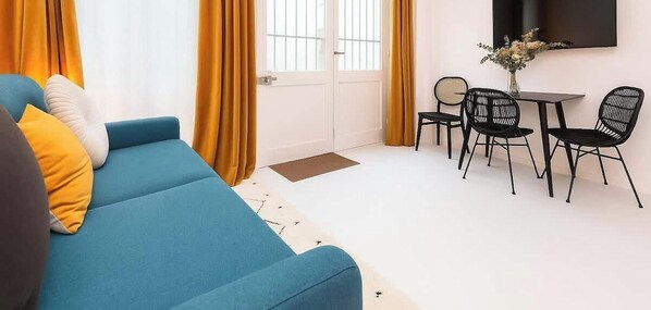 TV - Stylish studio in the heart of le Marais - studio - Pompidou Centre & Place des Vosges - Beaumarchais by Habitat Parisien (Paris)