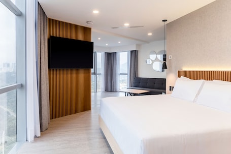 Chambre Premium, vue ville | Vue de la chambre. HOTEL LUURE