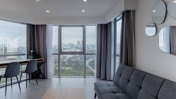 Premium Room, City View | Living area