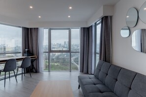 Premium Room, City View | Living area