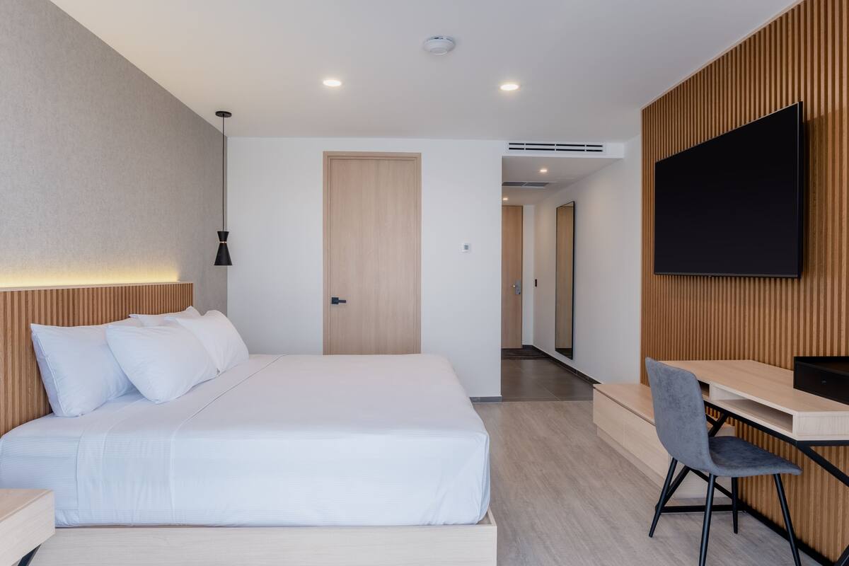 Comfort Δωμάτιο | Κλινοσκεπάσματα υψηλής ποιότητας, χρηματοκιβώτιο στο δωμάτιο, γραφείο 