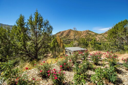 
 2-bedroom apartment in charming Glenwood Springs with Hot Tub, AC and Heating.