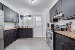 Mikrovågsugn, ugn, spishäll och diskmaskin