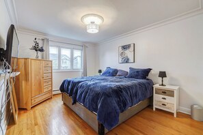 3 bedrooms, WiFi, bed sheets - Le Cardinal Moderne-Wi-Fi rapide. Family-sized all included! (Laval)