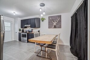 Dining - Le Cardinal Moderne-Wi-Fi rapide. Family-sized all included! (Laval)