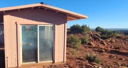 Peaceful 1-bedroom building in Jemez Pueblo with stunning views