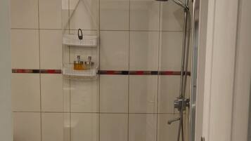 Bruser, hårtørrer, håndklæder, Sæbe