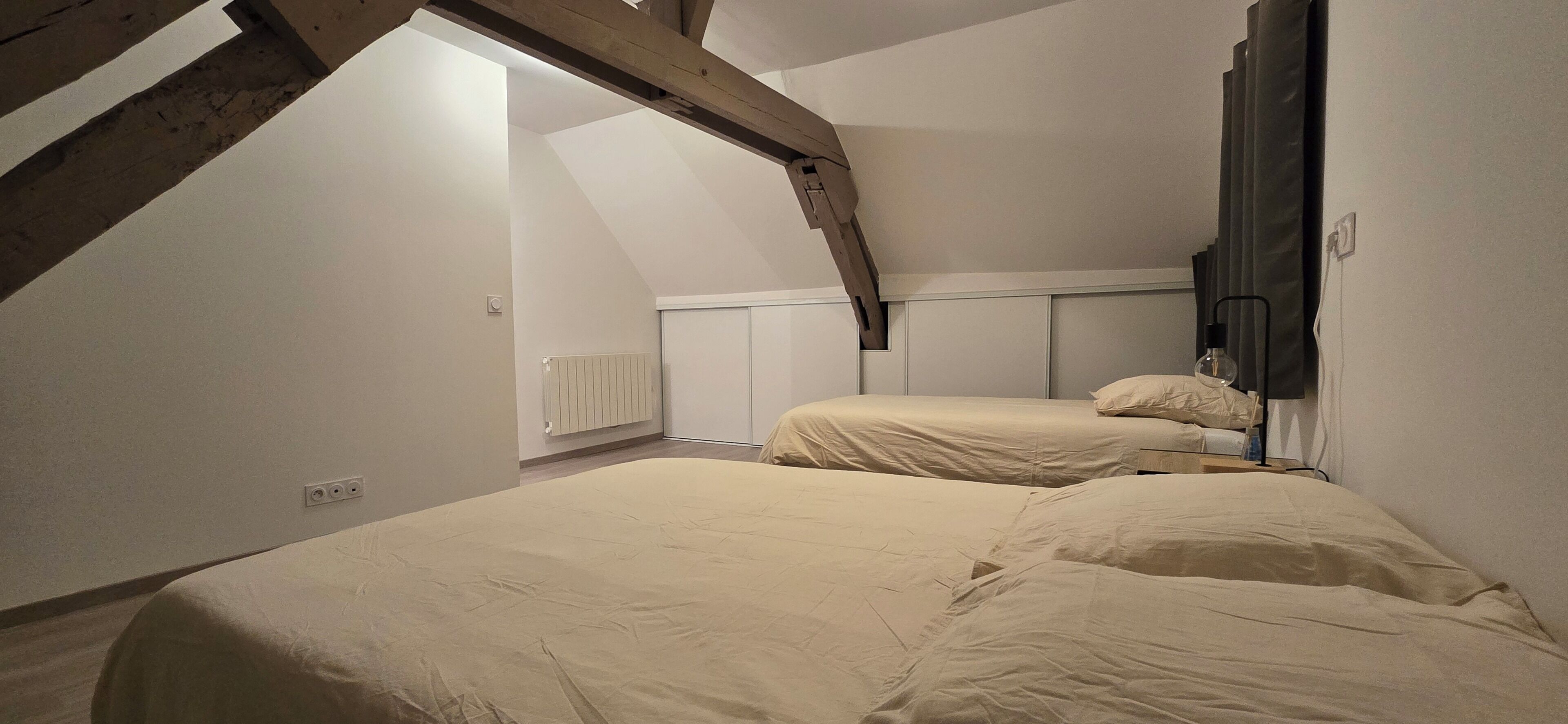 2 habitaciones, escritorio, tabla de planchar con plancha y wifi gratis 