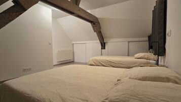 2 habitaciones, escritorio, tabla de planchar con plancha y wifi gratis
