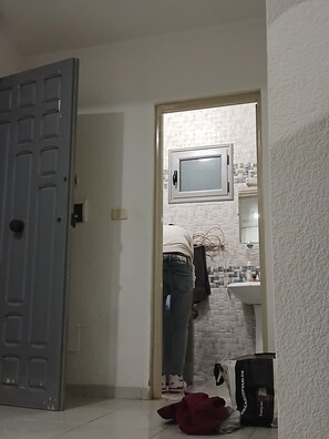 Secadora de cabello, toallas, papel de baño