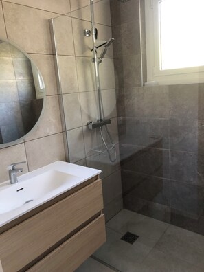 Hårtørrer, Sæbe, Toiletpapir