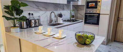 Frigorifero, microonde, forno, piano cottura