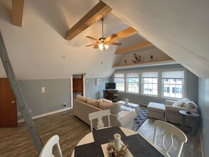 Smart TV - Beachfront Bliss , Inviting 3 bedroom + loft at Hawks Nest Beach! (Old Lyme)