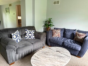 Smart TV, fireplace - Private Cul-de-sac Oasis (Grove City)