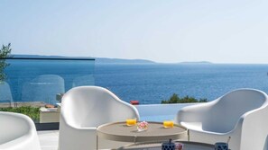 Outdoor dining - Villa Julian with a heated pool (Okrug Gornji)