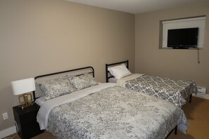 2 bedrooms, WiFi, bed sheets - Charming & Cozy Retreat in Walnut Grove – Your Perfect Home Away from Home! (Langley Township)