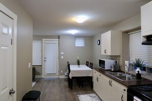 Private kitchen - Charming & Cozy Retreat in Walnut Grove – Your Perfect Home Away from Home! (Langley Township)
