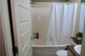 Hair dryer, towels, soap, toilet paper - Charming & Cozy Retreat in Walnut Grove – Your Perfect Home Away from Home! (Langley Township)