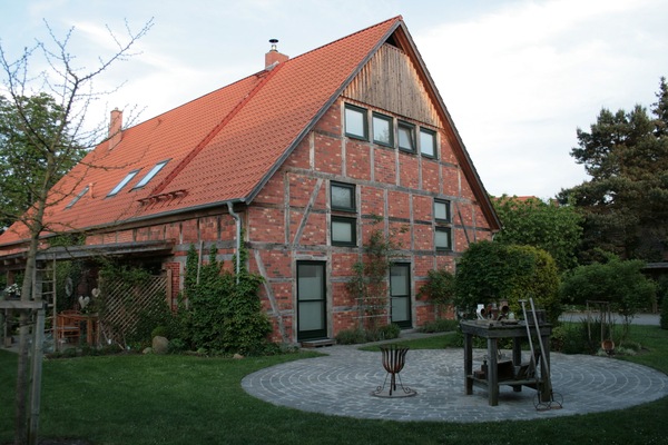 Hofseite des Fachwerkhauses. Die oberen beiden Fensterreihen gehören zur Wohnung