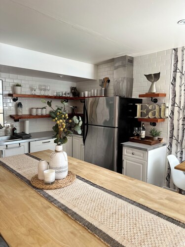 Spacious 2-bedroom Squamish retreat. Pet friendly!