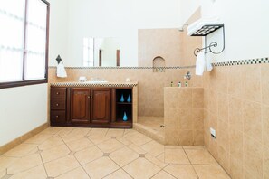 Superior Twin Room | Bathroom | Free toiletries, hair dryer, towels, soap - Casa Santa Margarita  (Antigua Guatemala)