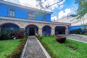 Premium bedding, down duvets, Select Comfort beds, minibar - Casa Santa Margarita  (Antigua Guatemala)