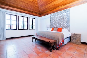 Premium bedding, down duvets, Select Comfort beds, minibar - Casa Santa Margarita  (Antigua Guatemala)