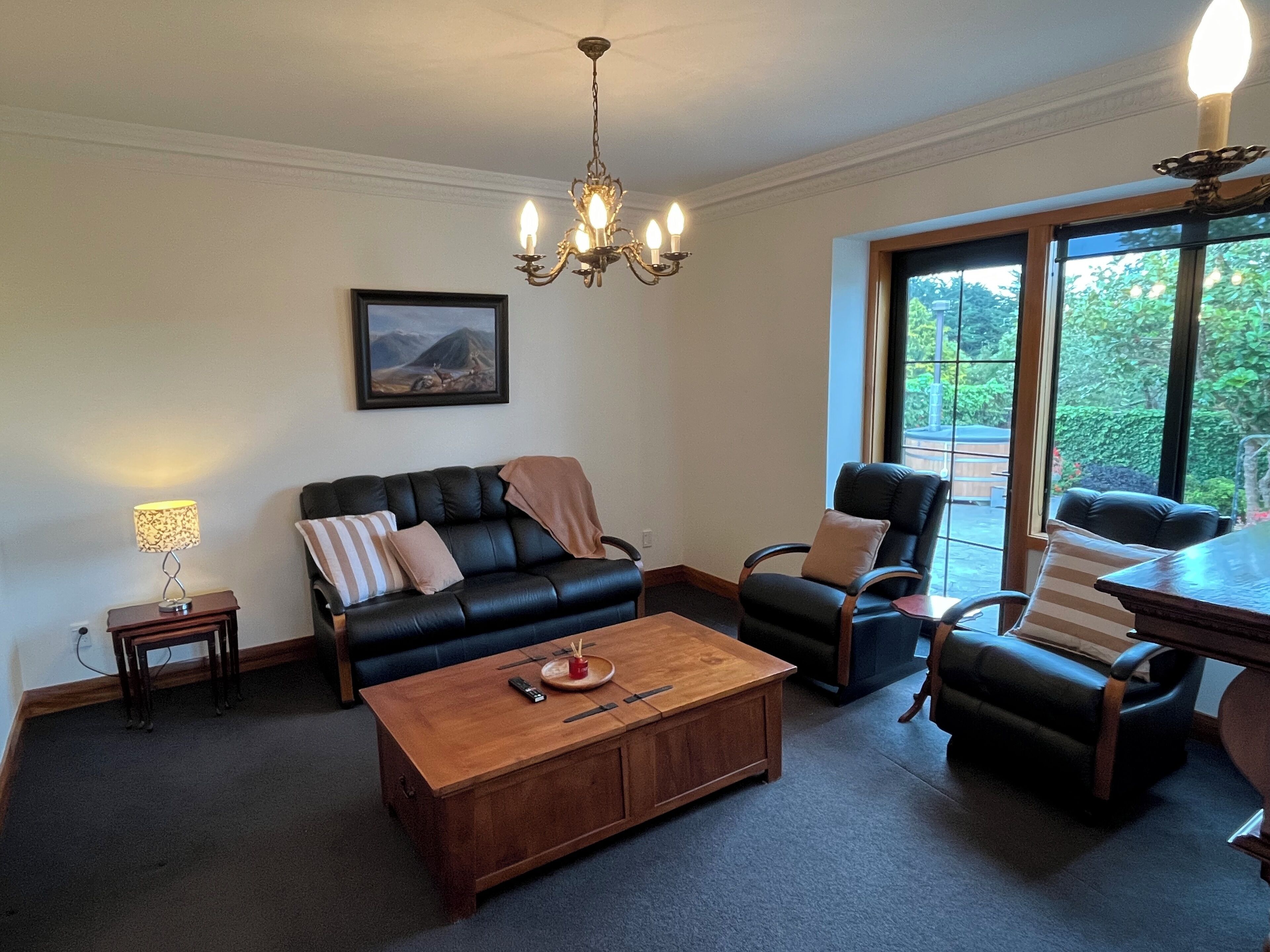 Smart-TV, Kamin, Bücher