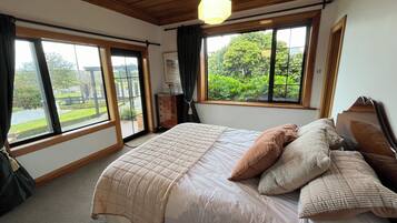 7 bedrooms, desk, travel crib, free WiFi