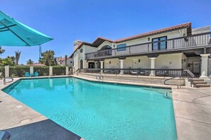 Outdoor pool - Charming 2-bedroom condo in perfect Scottsdale with WiFi, AC (Scottsdale)