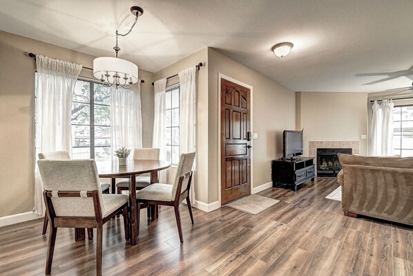 Interior - Charming 2-bedroom condo in perfect Scottsdale with WiFi, AC (Scottsdale)