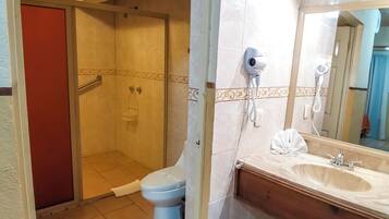 Un baño con ducha, inodoro y lavamanos.