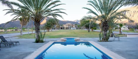 2 piscines extérieures