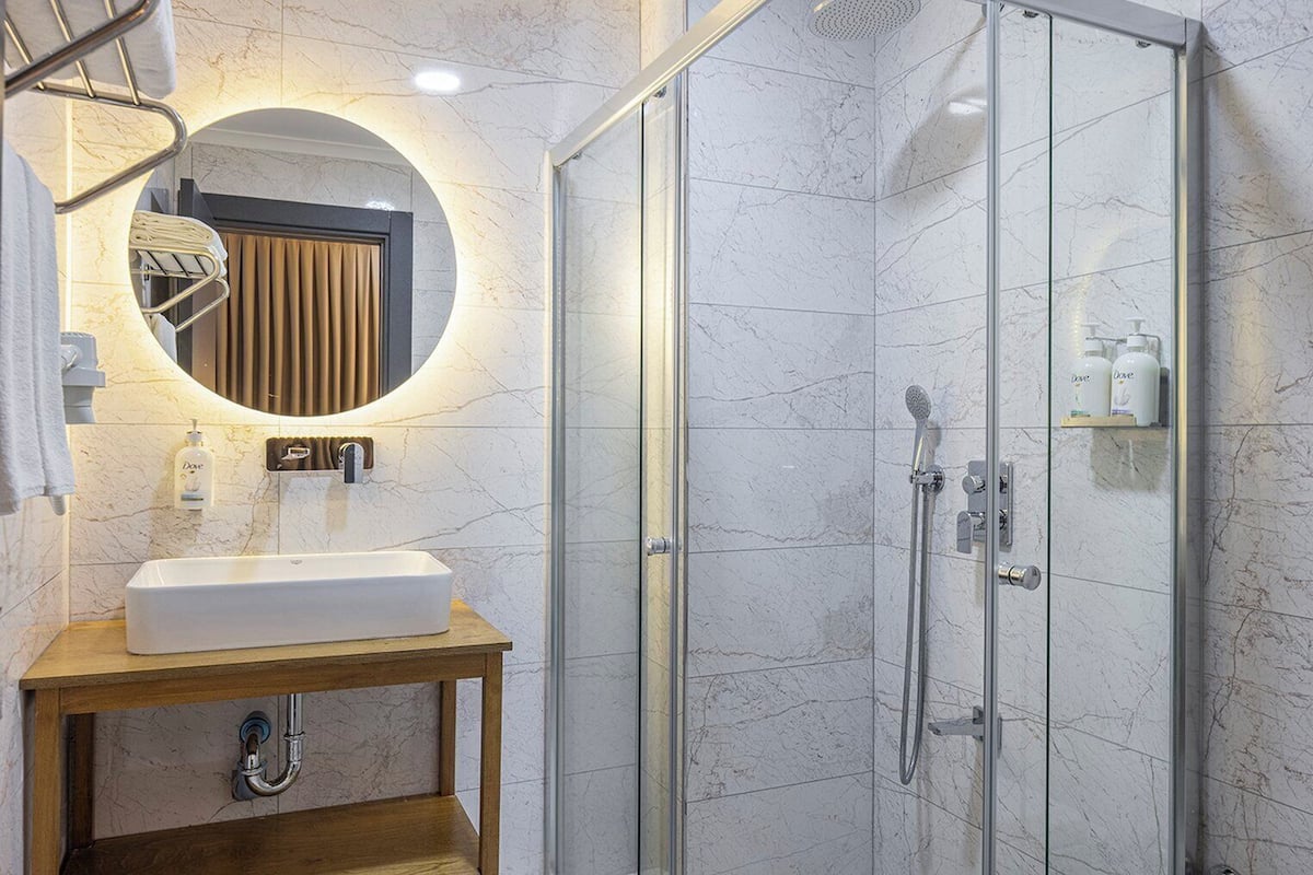 Standard Room, 2 Twin Beds | Bathroom | Shower, free toiletries, hair dryer, slippers