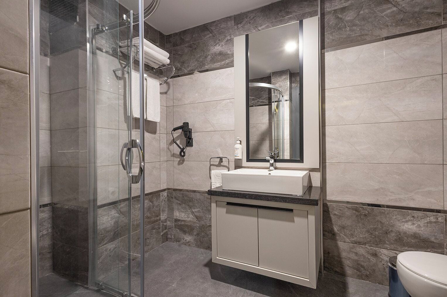 Premium kamer, 2 eenpersoonsbedden | Badkamer | Een douche, gratis toiletartikelen, een haardroger, pantoffels