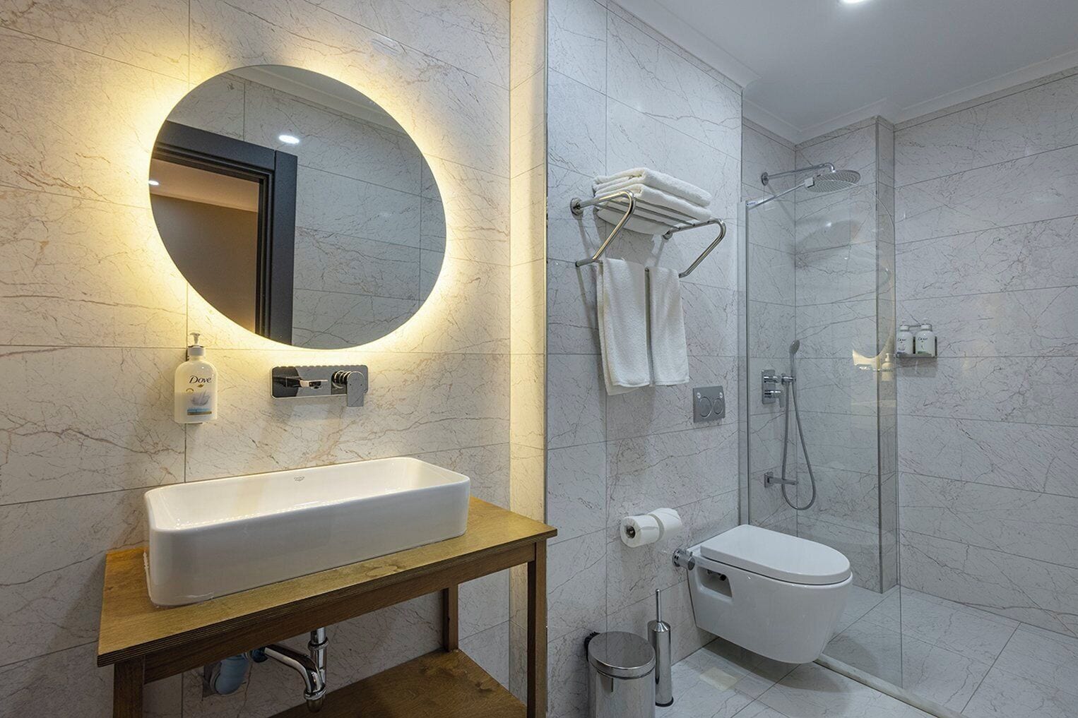 Een douche, gratis toiletartikelen, een haardroger, pantoffels