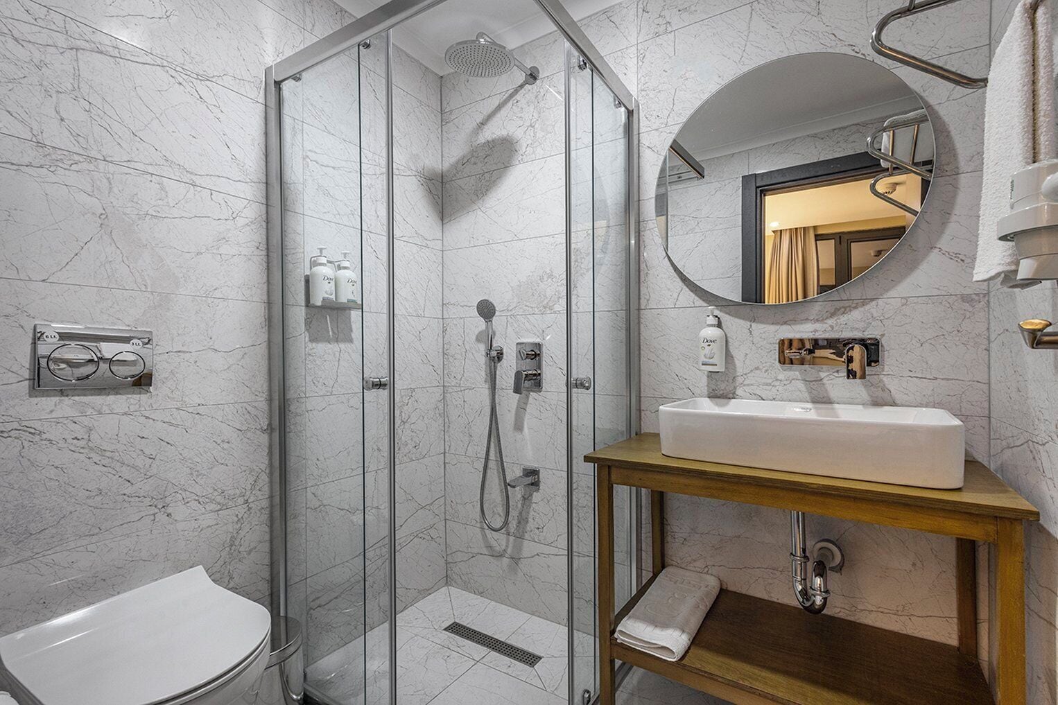 Standaard kamer, 1 eenpersoonsbed | Badkamer | Een douche, gratis toiletartikelen, een haardroger, pantoffels