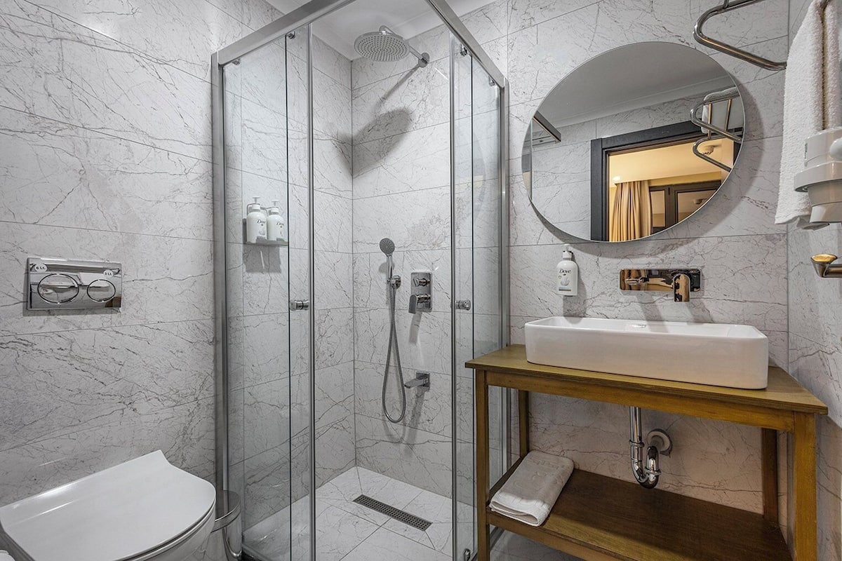 Standard Room, 1 Twin Bed | Bathroom | Shower, free toiletries, hair dryer, slippers