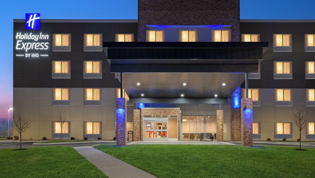 Ένα ξενοδοχείο Holiday Inn Express με μοντέρνο σχεδιασμό, που διακρίνεται για την επιβλητική του είσοδο, τα πολλά παράθυρα και τον καλαίσθητο προαύλιο χώρο.