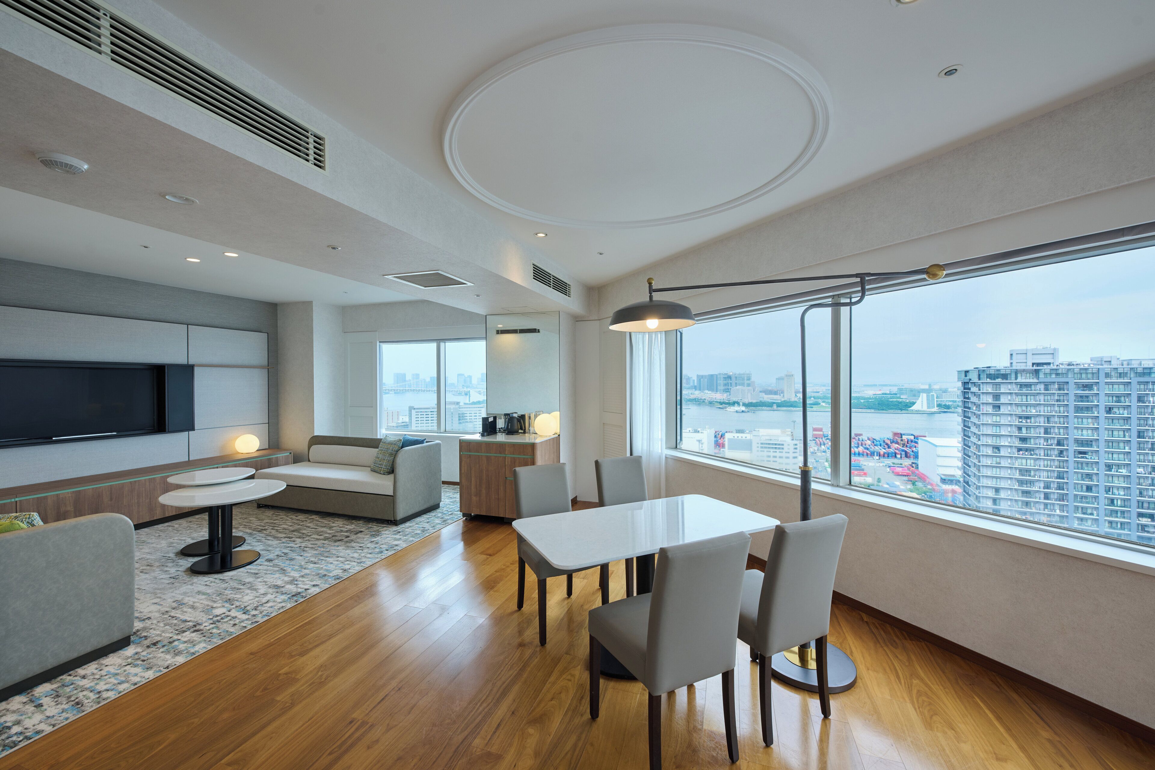 Suite, 1 Bedroom, Bay View, Corner | Desk, free WiFi, bed sheets