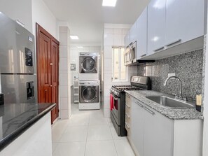 Een koelkast, een microgolfoven, een oven, een kookplaat