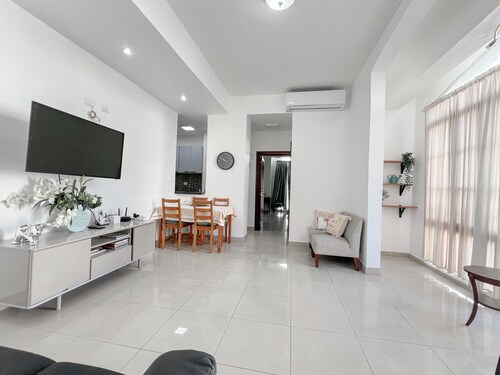 SOPHISTICATED & STYLISH APARTMENT IN PRIME LOCATION!!!!!