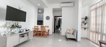 SOPHISTICATED & STYLISH APARTMENT IN PRIME LOCATION!!!!!