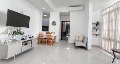 SOPHISTICATED & STYLISH APARTMENT IN PRIME LOCATION!!!!!