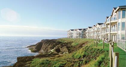 2-bedroom condo on bluffs. Whale Watching, Pool, hot tub, fitness and game room
